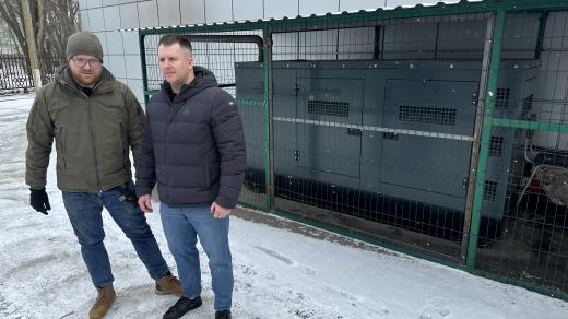 Koordinátor Paměti národa pro Ukrajinu Martin Ocknecht a ředitel dniprovské sportovní školy Oleh Derljuk u generátoru z Česka