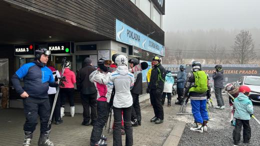 I když v terénu je sněhu nedostatek, na sjezdovkách ho leží desítky centimetrů