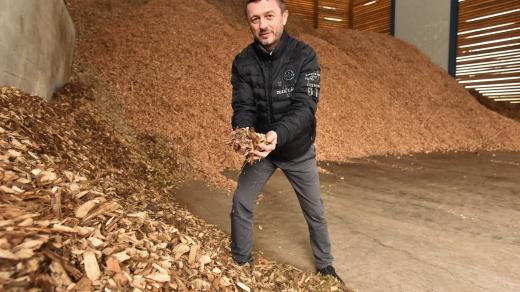 Jednatel firmy BTH Oldřich Kozáček ukazuje dřevní štěpku