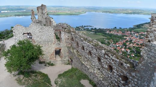 Spolek Památky Pálavy se o zříceninu hradu Děvičky stará už několik let (archivní foto)