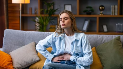 Jednou z příčin bolestivé menstruace může být endometrióza