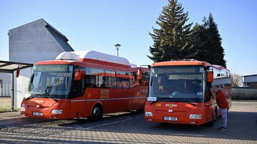 Autobusy nového systému městské hromadné dopravy v Uherském Hradišti zvaném Poulička (archivní foto)