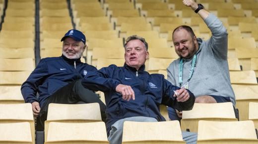 Čeští trenéři Jiří Kalous, Radim Rulík a videokouč Denis Havel sledují nedělní trénink reprezentace