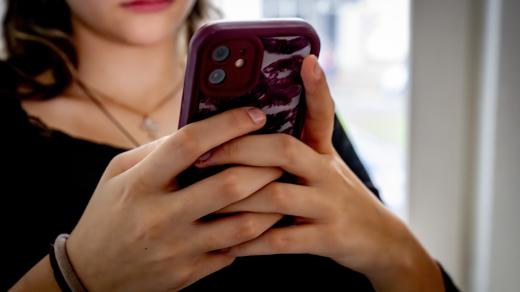 EU a USA prověřují, jestli sociální sítě úmyslně naprogramovaly návykové algoritmy. Problémy s nimi mají hlavně mladí