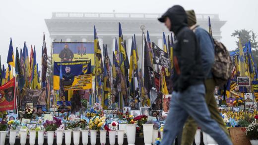 Kyjev, listopad 2025. Lidé procházejí kolem vlajek na náměstí Nezávislosti, které uctívají padlé vojáky a civilní oběti ruské invaze na Ukrajinu