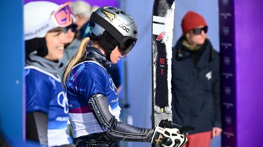 Zklamaná Ester Ledecká po vypadnutí ve čtvrtfinále olympijského paralelního obřího slalomu