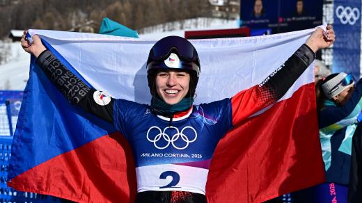 Snowboardistka Zuzana Maděrová v cíli olympjského paralaleního obřího slalomu