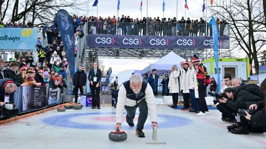 Prezident si v Českých Budějovicích vyzkoušel curling
