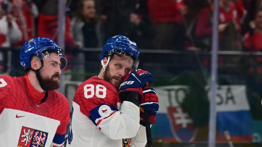Smutní David Pastrňák (vpravo) a Filip Hronek po vypadnutí ve čtvrtfinále olympijského turnaje s Kanadou