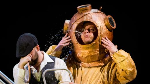 Zleva Petr Šindler v roli Honzy a Ondřej Šípek v roli Aloise Vodičky při zkoušce inscenace Jak utopit dr. Mráčka aneb Konec vodníků v Čechách