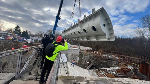 Usazení jezových klapek v Rajhradě na Brněnsku