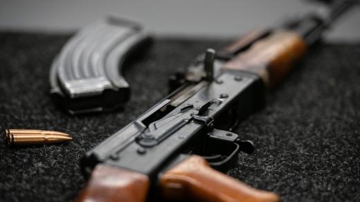 Balistická zkouška bezpečnosti neprůstřelné vesty. Ruská automatická útočná puška AK-47