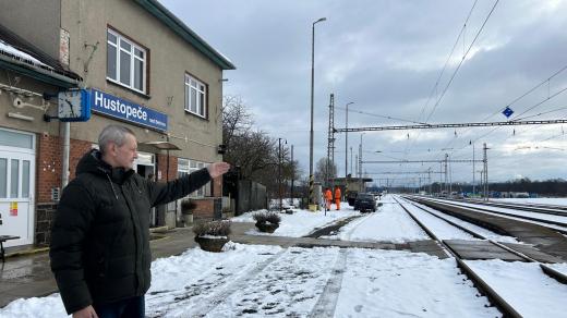 Majitelé půdy zasažené toxickým benzenem při havárii vlaku u Hustopečí nad Bečvou ani rok po nehodě neví, kdy se dočkají náhrady škody