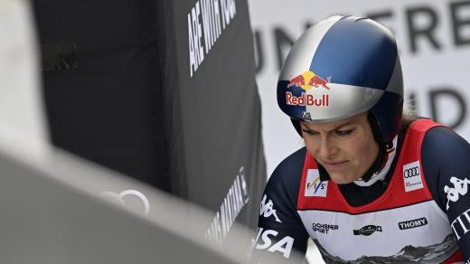 Lindsey Vonnová po závodě v Crans Montaně, kde dojela se zraněným kolenem a musela být transportována do nemocnice