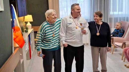 V domově pro seniory v Mlékovicích na Kolínsku si připravili vlastní soutěže a olympijské studio.