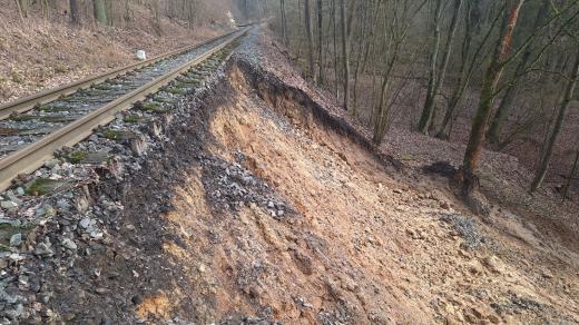 Trať mezi Mělníkem a Mladou Boleslaví poškodil sesuv půdy
