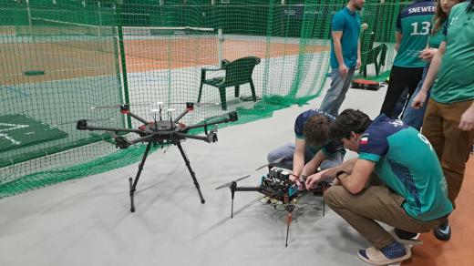 Postavit, naprogramovat, vyzkoušet. Ostravští studenti chystají drony na soutěž ve Vietnamu