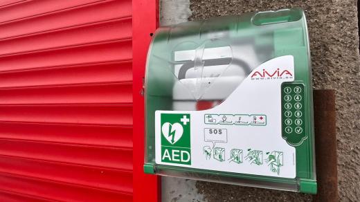 Ve Stárkově na Náchodsku mají nový externí defibrilátor na budově hasičské zbrojnice