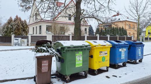 „Obsah těchto nádob je všechno možné, jenom ne bioodpad,“ vysvětluje Šneberk