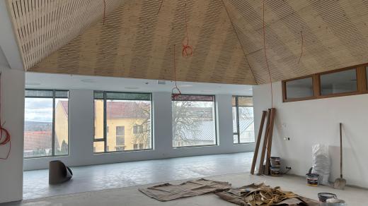 „Stála tu stará budova školky, která už byla dožitá a ve velmi špatném technickém stavu, a tak se musela zásadně rekonstruovat,“ vysvětluje Pavel Kadlec