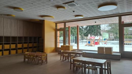 Ve třídě je velké okno, kterým děti vidí přímo do zahrady
