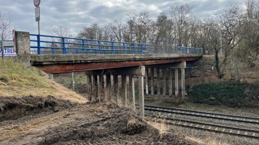 Popraskaný beton a zrezivělá konstrukce mostu v Hodoníně