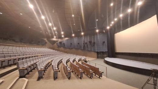 Po více než roce a půl bude otevírat opravené kino Kosmas