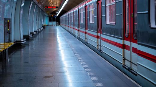 Vagóny metra B jedoucího ze stanice Invalidovna směrem na Černý Most
