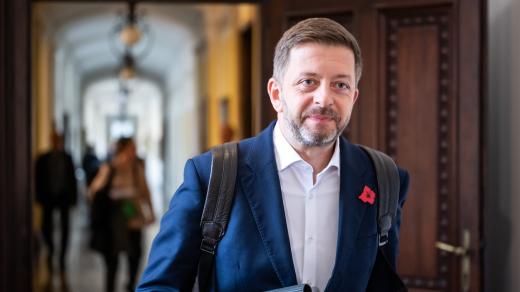 Ministr vnitra Vít Rakušan (STAN) přichází na schůzi vlády v demisi