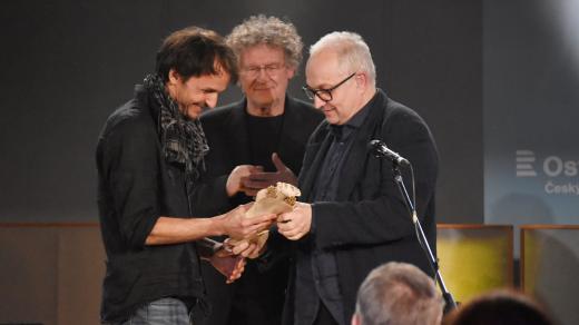 Jan Běťák přebírá cenu z rukou Luboše Galéna Houdka, v pozadí Milan Kaplan