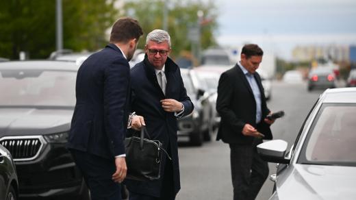 Karel Havlíček přijíždí do volebního štábu ANO