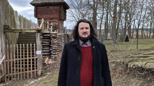 Archeolog Martin Pták v Archeoparku nad Netolicemi