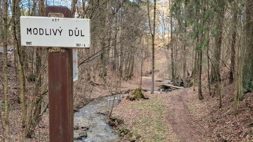 Úzké údolí u Kunvaldu nese název Modlivý důl, zde se čeští bratři scházeli