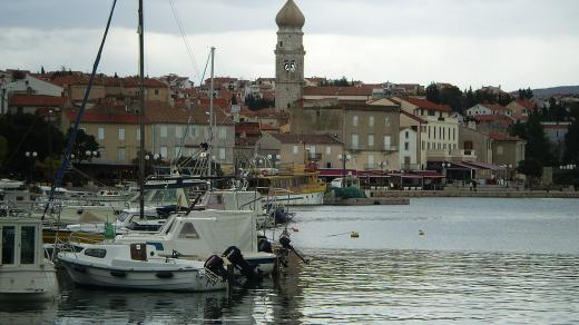 Pohled na město Krk od zálivu