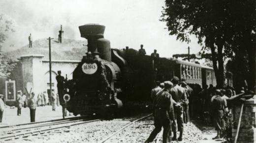 Transportní vlak před Jägerkaserne, Terezín 1943