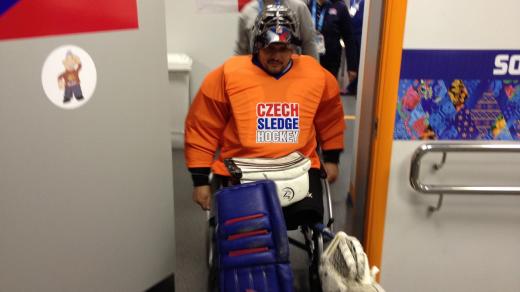 Brankář Michal Vápenka se chystá na úvodní trénink na ledě