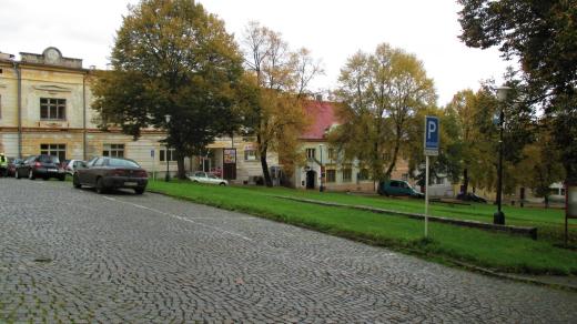 Žlutické náměstí je pěkně do kopce