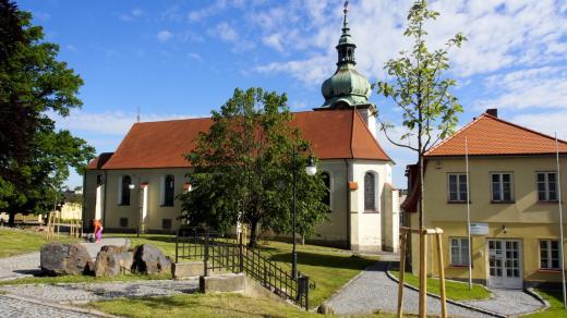 Jiřetín pod Jedlovou - kostel a rekonstruované náměstí