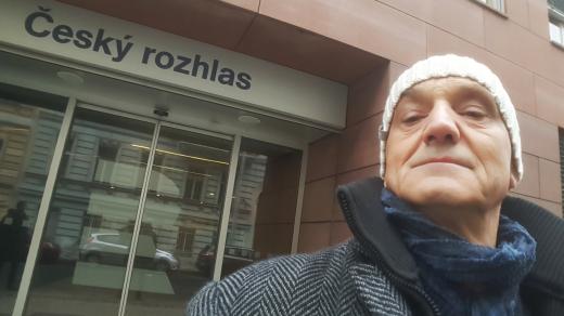 David Vávra na selfie před pražskou budovou Českého rozhlasu Římská