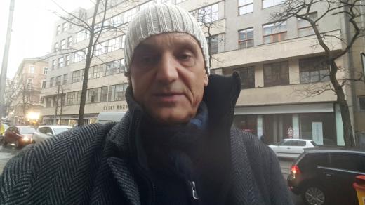David Vávra na selfie před pražskou budovou Českého rozhlasu Vinohradská