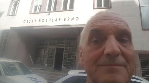 Selfíčko Davida Vávry s budovou Českého rozhlasu Brno
