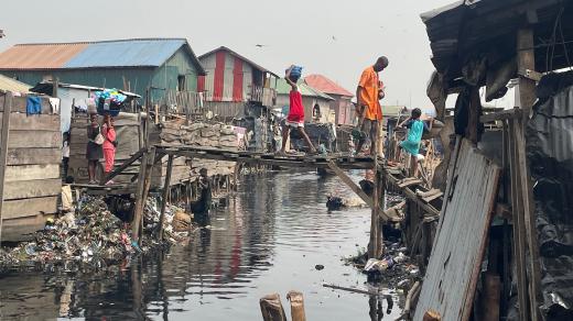 Makoko, přezdívané „africké Benátky“, je největší plovoucí slum na světě