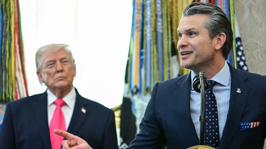 Americký prezident Donald Trump a ministr obrany USA Pete Hegseth v Bílém domě