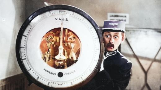 Vlasta Burian ve filmu Přednosta stanice (digitálně kolorováno, 1941)