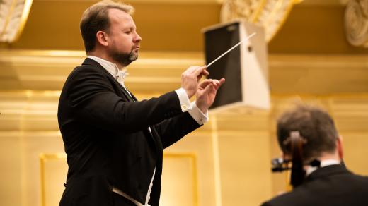 V očekávání světla. Předvánočního koncert Filharmonie Brno. Sólista Milan Al-Ashhab (housle), dirigent Robert Kružík
