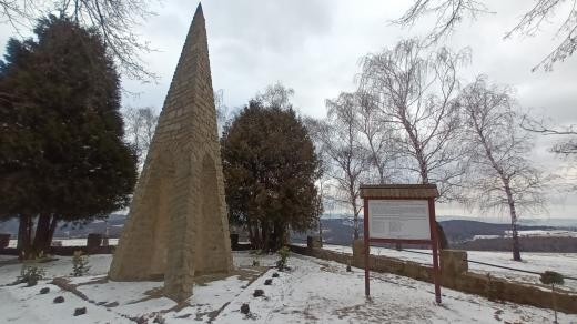Lokalita Kříby nad Březnicí u Zlína, mohyla, která připomíná smrt 19 odbojářů