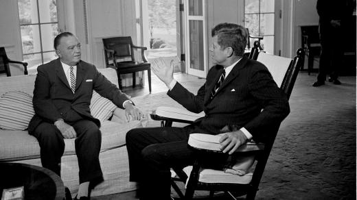 John Edgar Hoover mluví v Bílém domě s prezidentem Kennedym, květen 1963