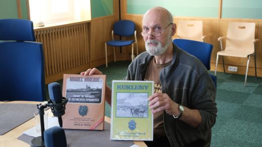 Jaroslav Hrůza ve studiu Českého rozhlasu Hradec Králové