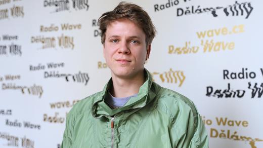 Začínám se na sebe dívat jako na dospělého chlapa, říká herec Piškula