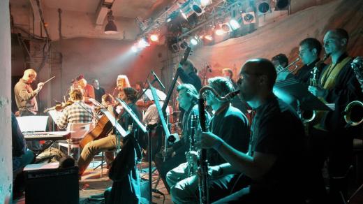 Světová premiéra Vlakové opery, autorů Vratislava Brabence (libreto) a Michala Nejtka (hudba). Účinkují: Plastic People of the Universe a Agon Orchestra. Dirigent: Petr Kofroň, 2006